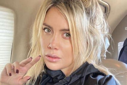 Wanda Nara posó con un exclusivo par de zapatillas que se